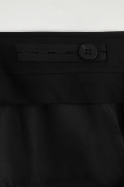 ELEGANTE SATINHOSE MIT GERADEM BEIN