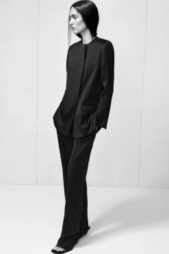ELEGANTE SATINHOSE MIT GERADEM BEIN