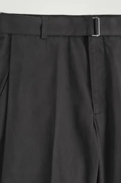 ELEGANTE SHORTS MIT GÜRTEL
