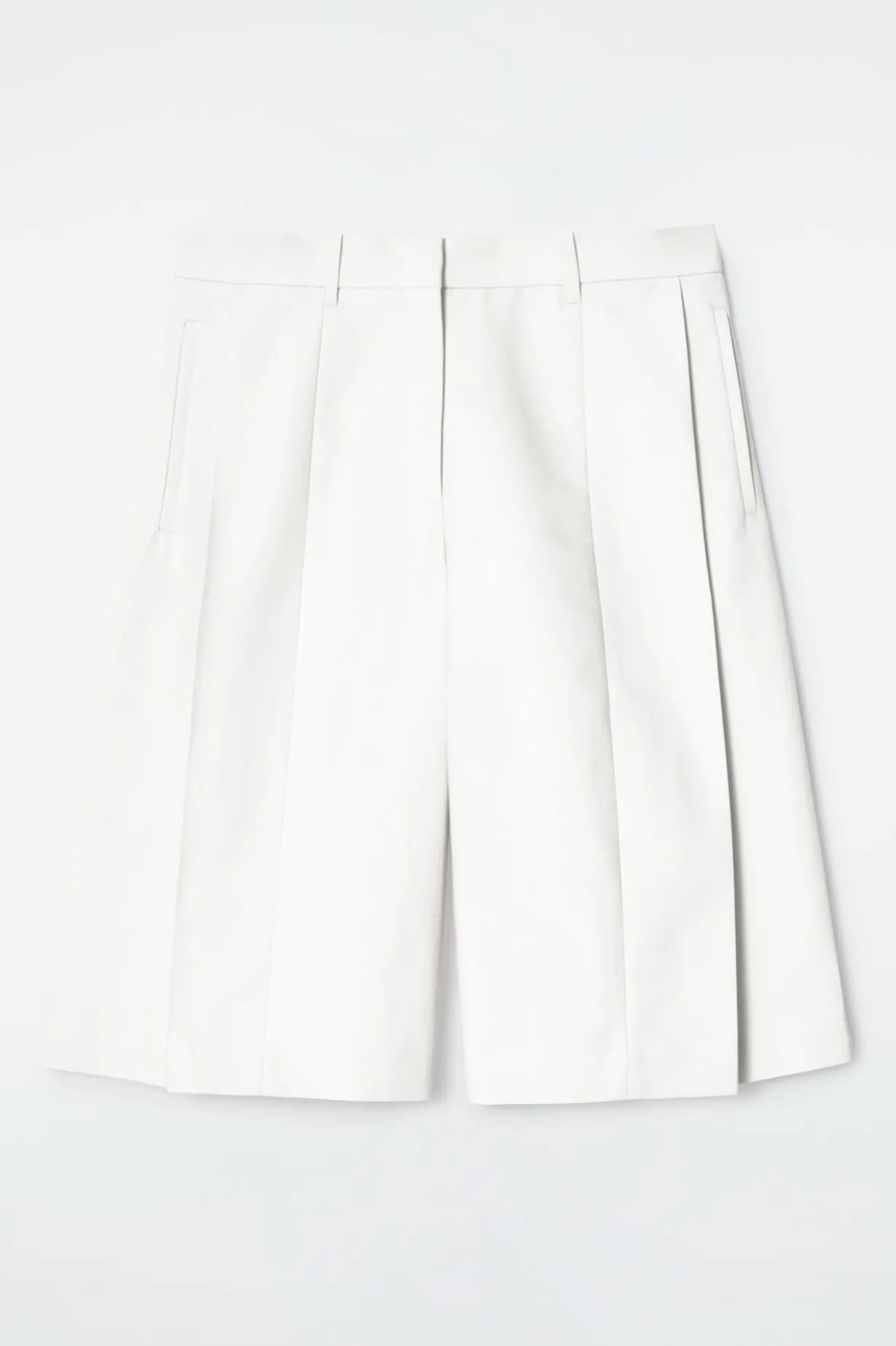 ELEGANTE SHORTS MIT WEITEM BEIN