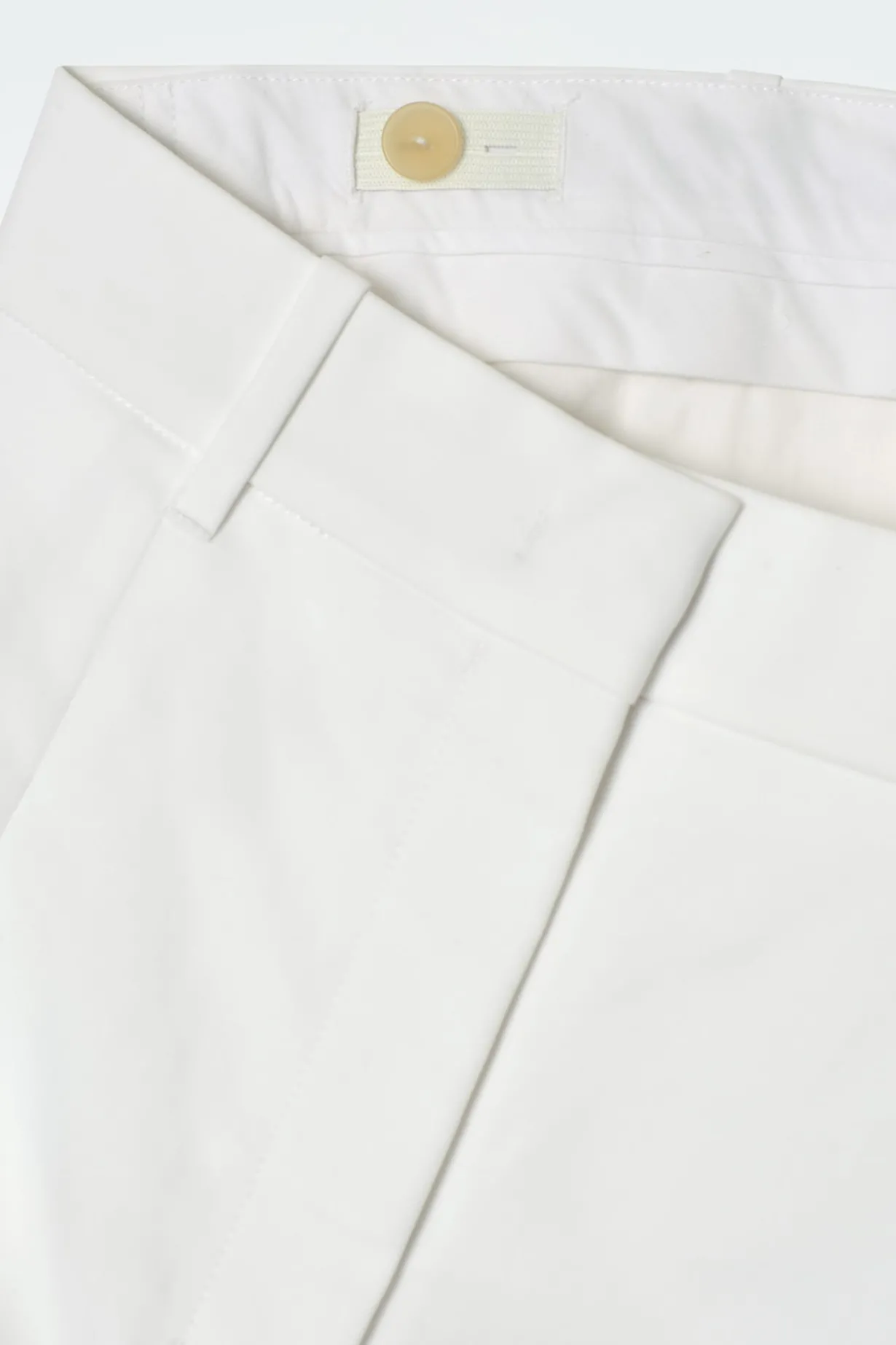ELEGANTE SHORTS MIT WEITEM BEIN