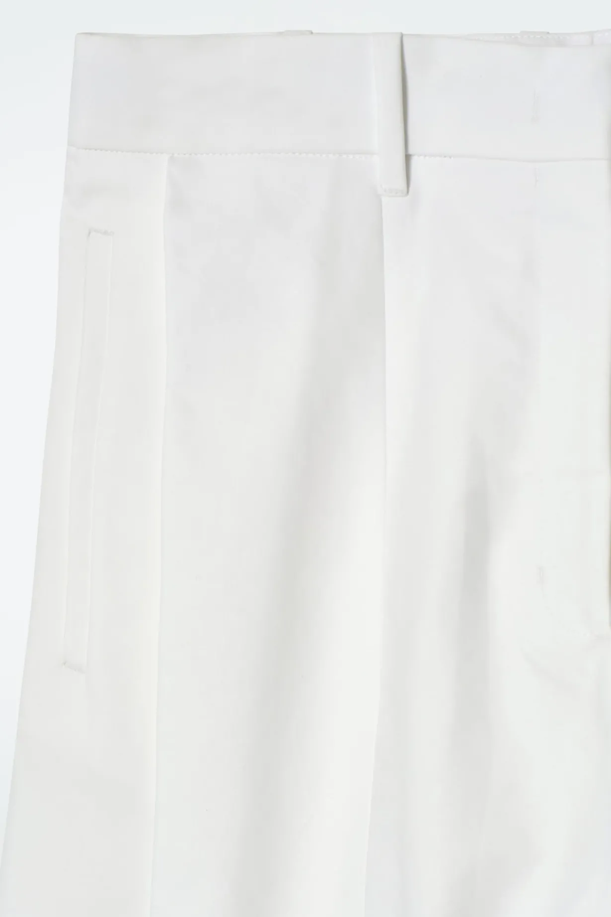 ELEGANTE SHORTS MIT WEITEM BEIN