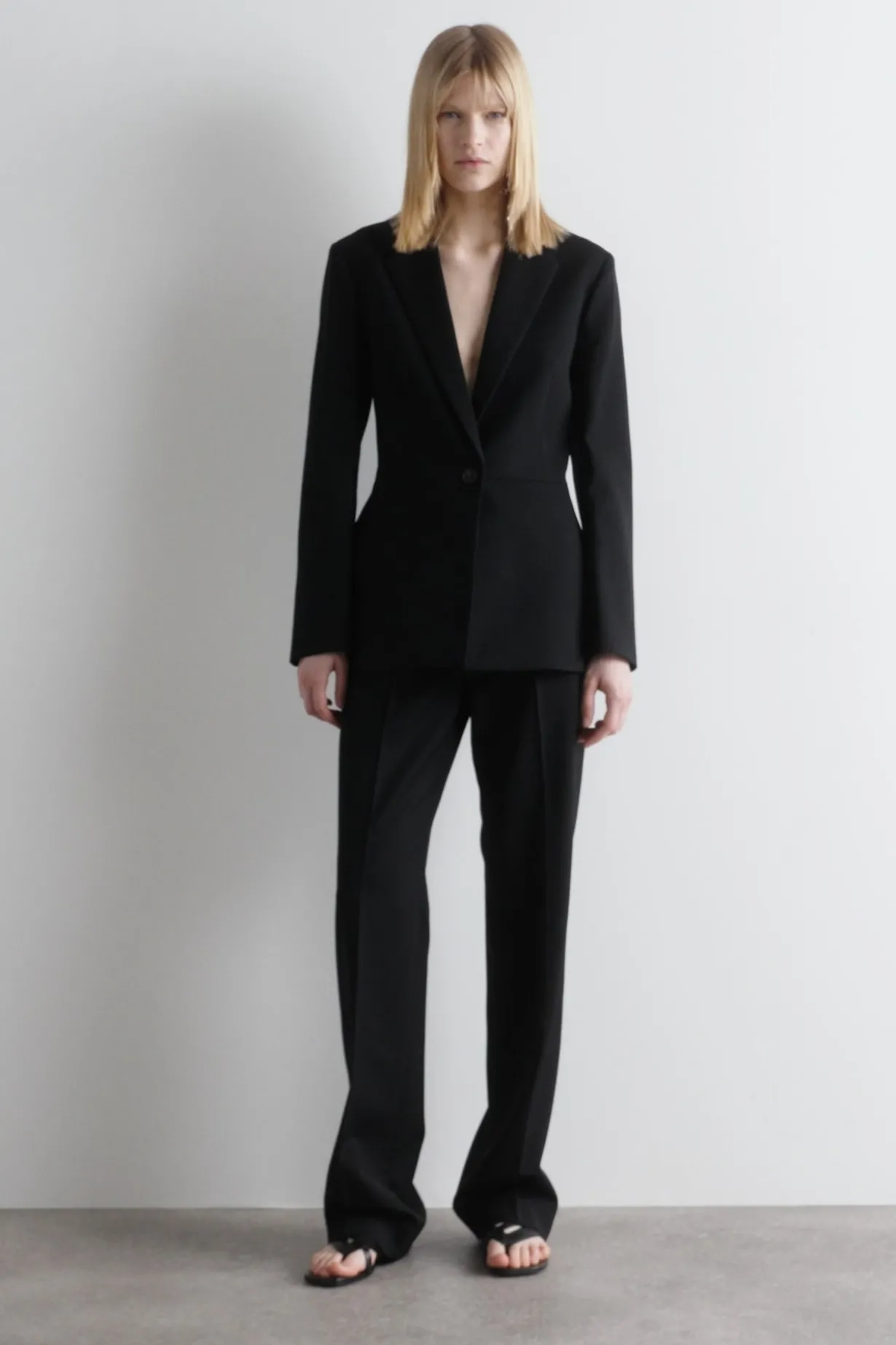 ELEGANTE WOLLHOSE MIT SCHMALEM BEIN
