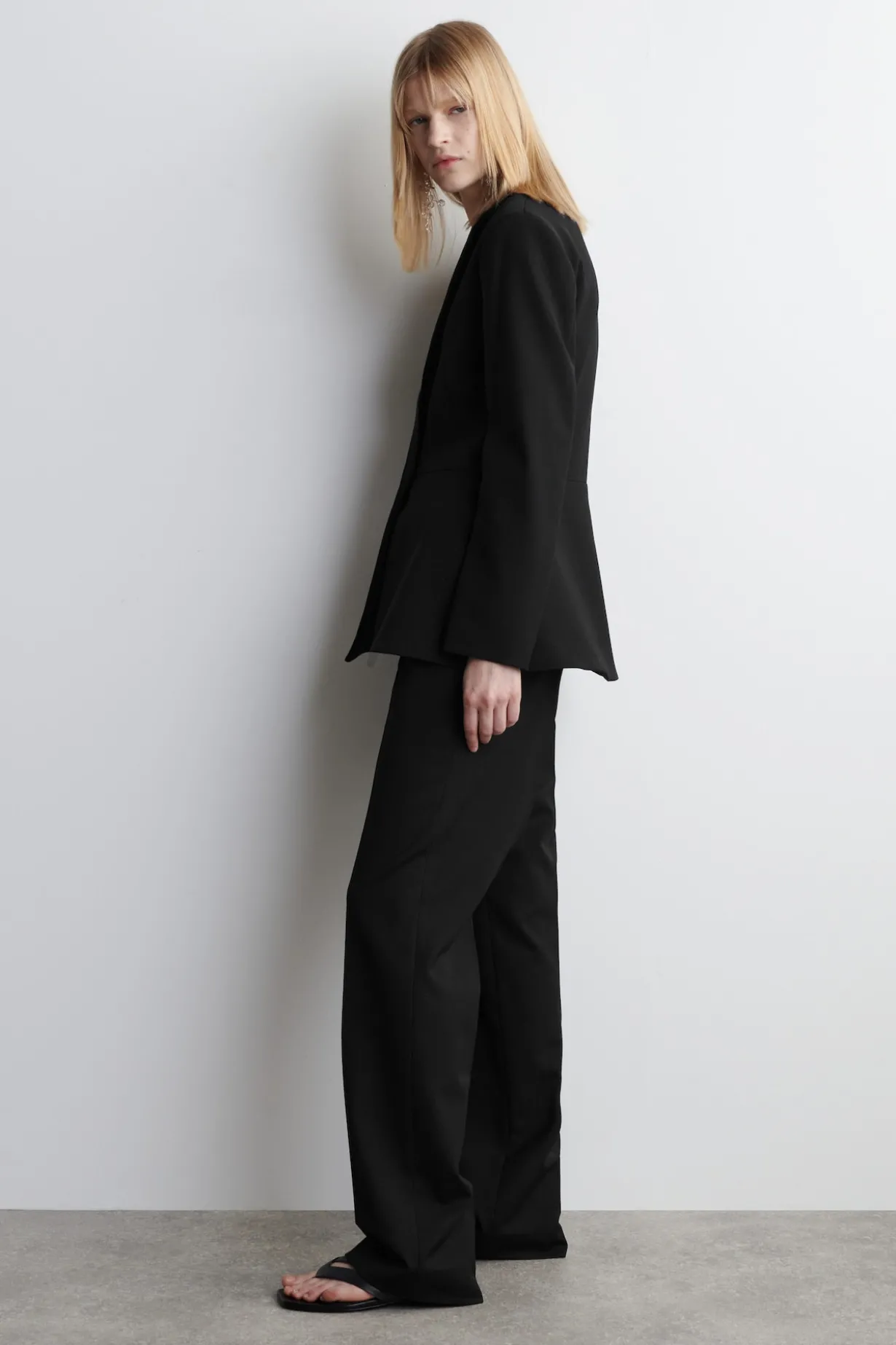 ELEGANTE WOLLHOSE MIT SCHMALEM BEIN