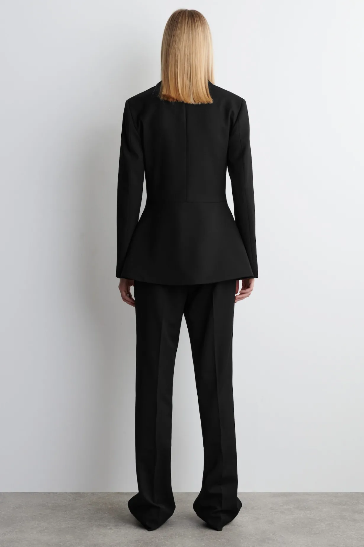 ELEGANTE WOLLHOSE MIT SCHMALEM BEIN