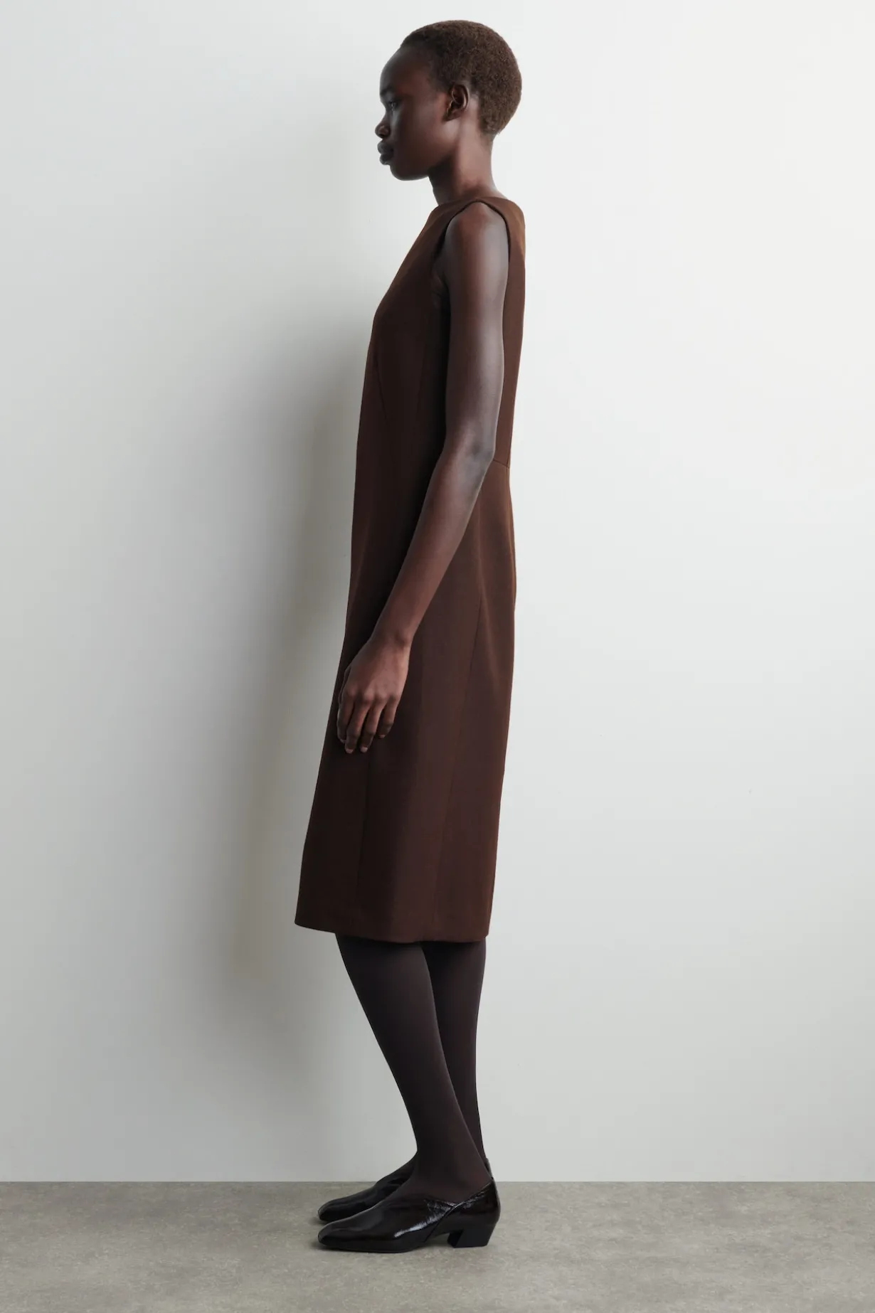 ELEGANTES MIDIKLEID AUS WOLLE