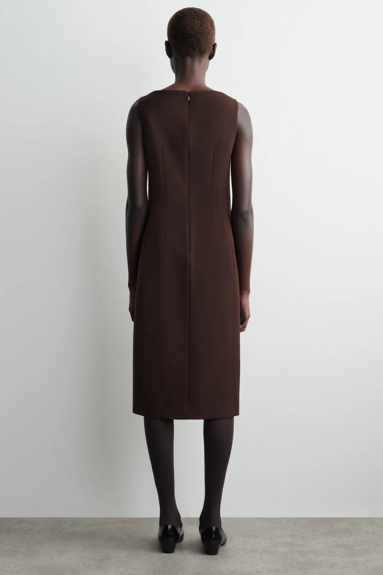 ELEGANTES MIDIKLEID AUS WOLLE