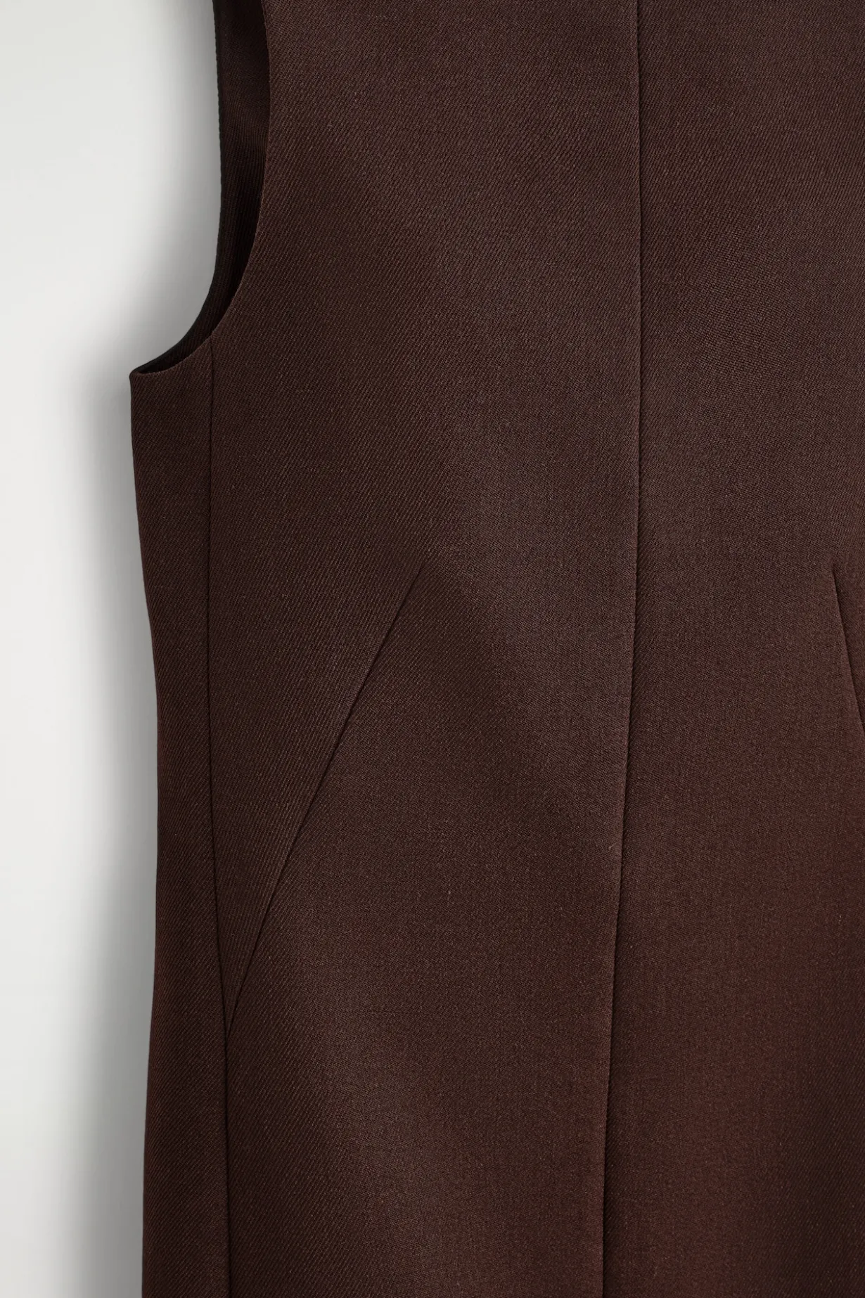 ELEGANTES MIDIKLEID AUS WOLLE