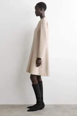 ELEGANTES MINIKLEID MIT V-AUSSCHNITT