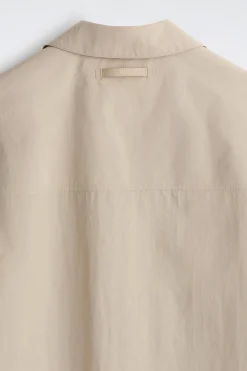 ELEGANTES NYLONHEMD MIT OFFENEM KRAGEN