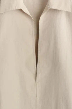 ELEGANTES NYLONHEMD MIT OFFENEM KRAGEN