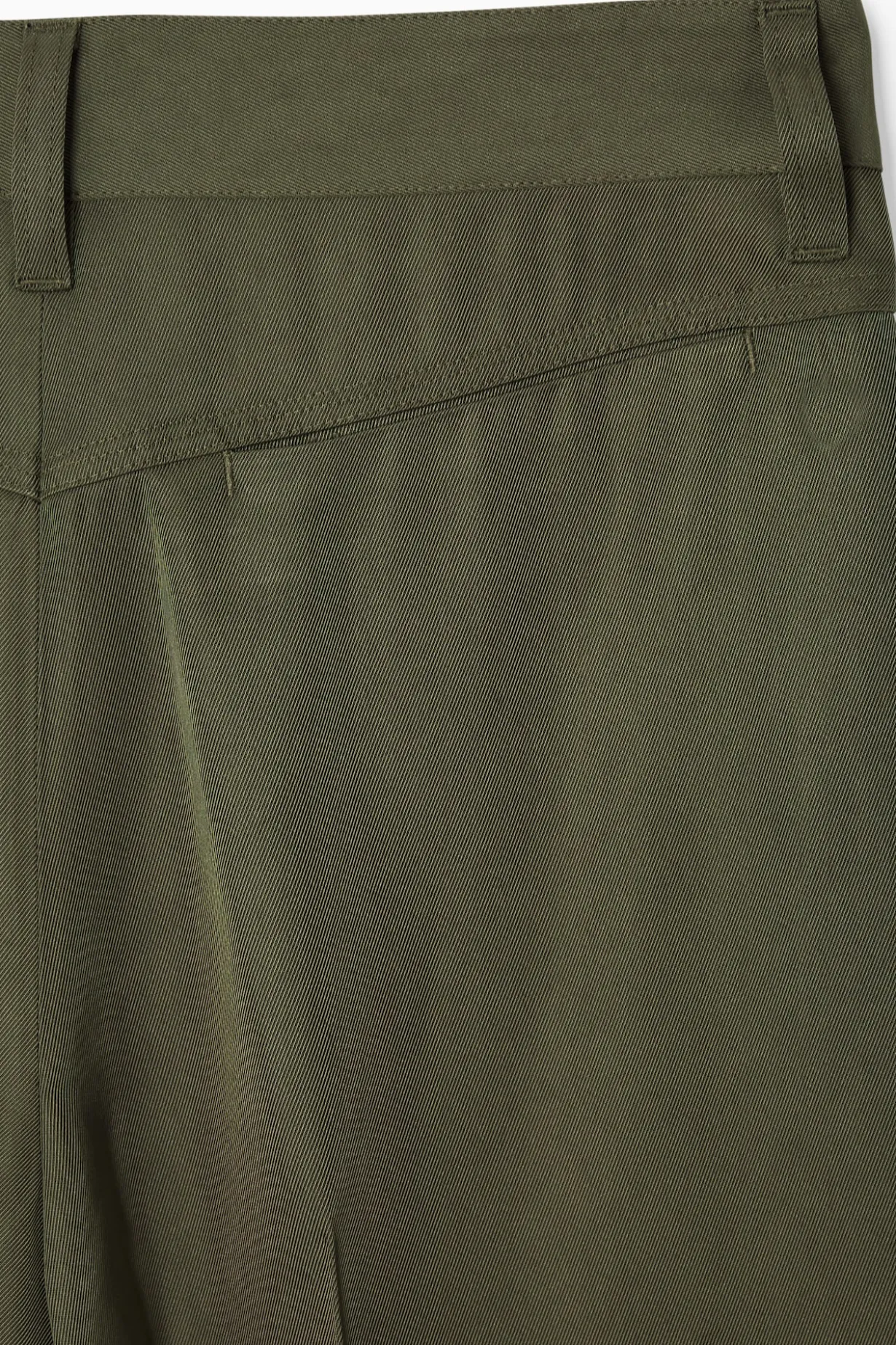 FLIESSENDE GERADE HOSE MIT NORMALER PASSFORM