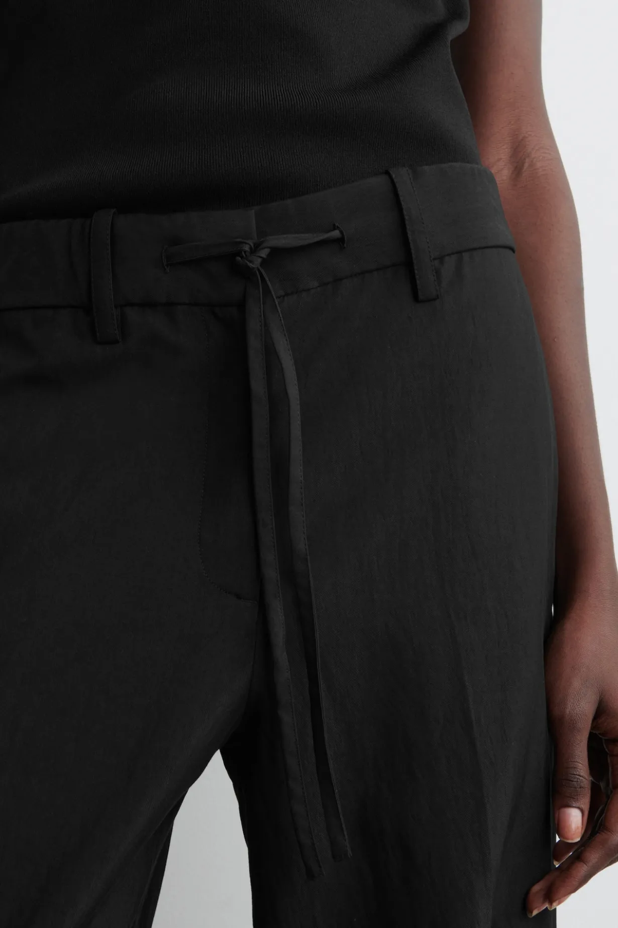FLIESSENDE HOSE MIT KORDELZUGBUND