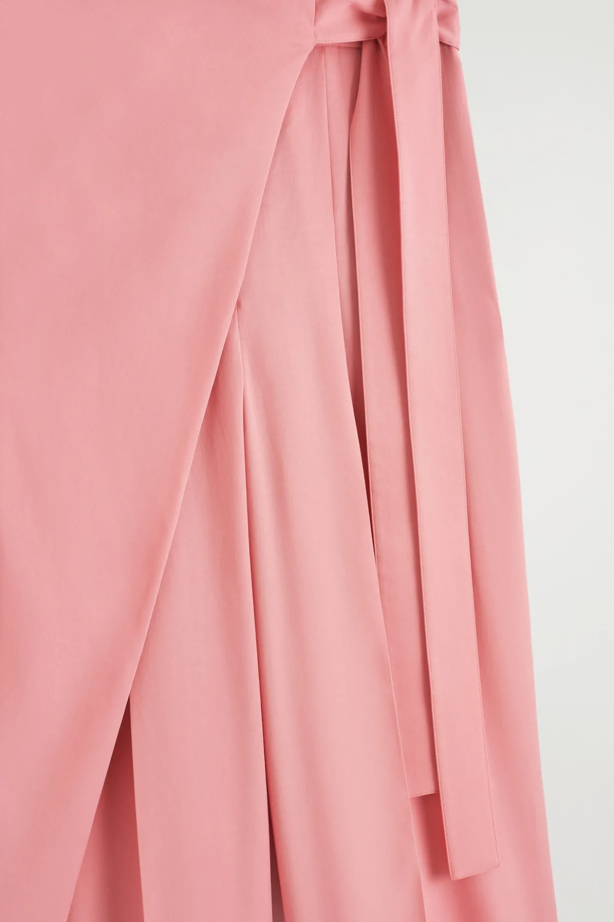 FLIESSENDE HOSE MIT WICKELFRONT