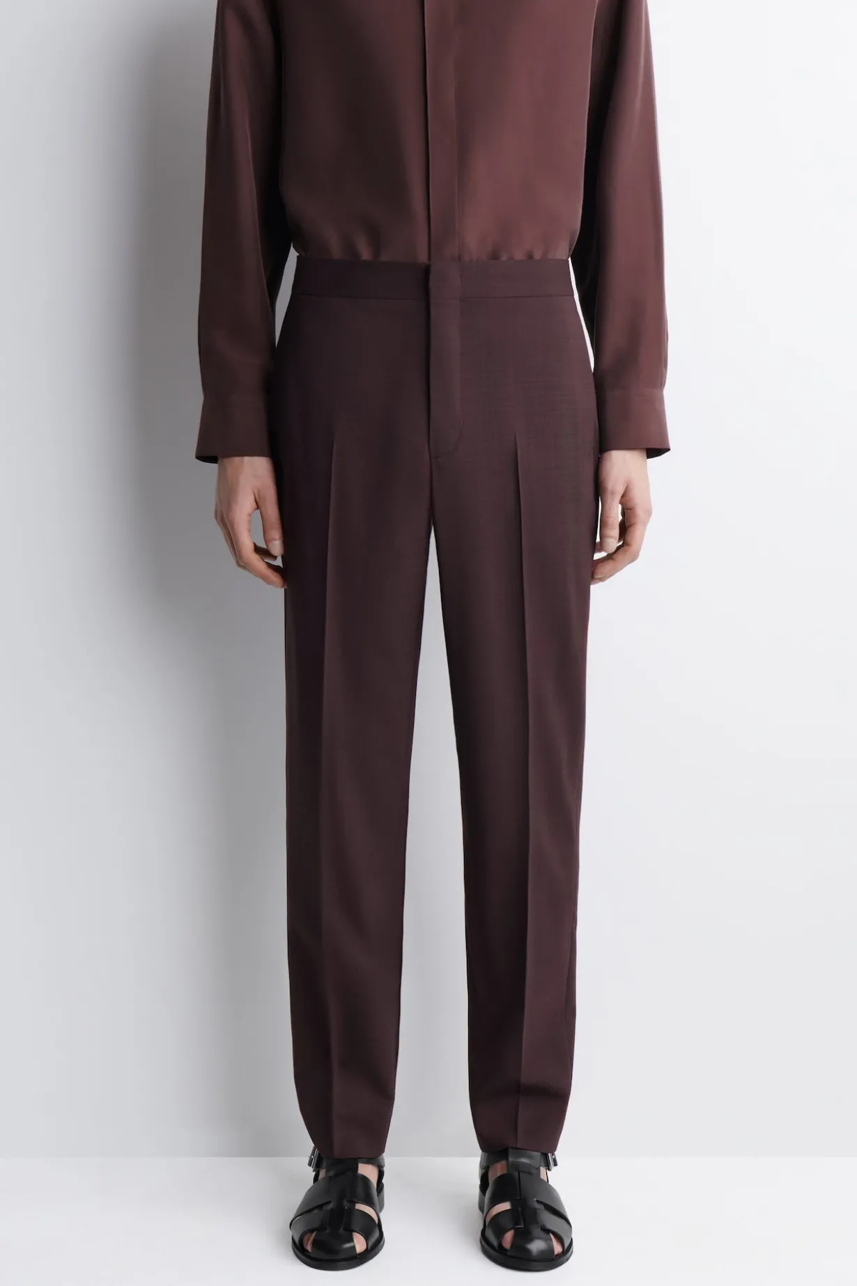 FLIESSENDE WOLLHOSE MIT SCHMALER PASSFORM
