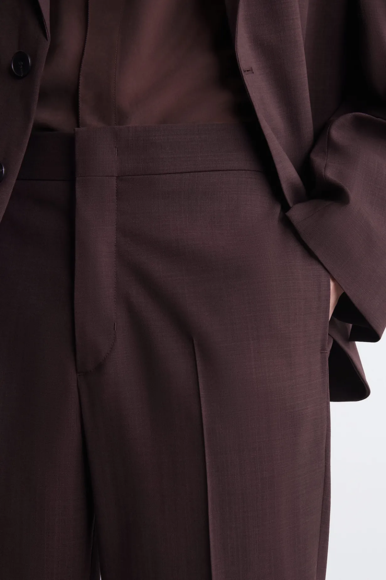 FLIESSENDE WOLLHOSE MIT SCHMALER PASSFORM