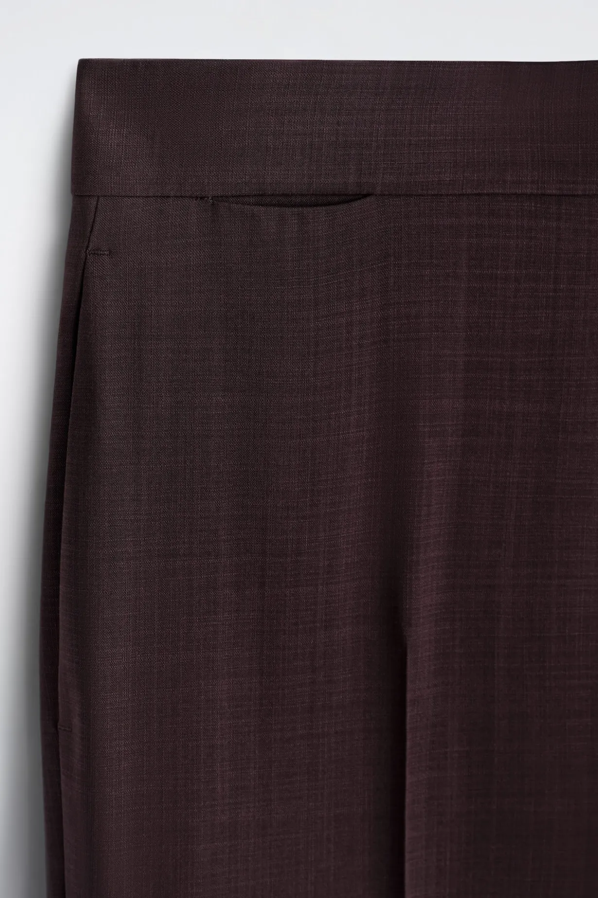 FLIESSENDE WOLLHOSE MIT SCHMALER PASSFORM
