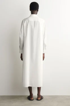 FLIESSENDES HEMDKLEID IN MIDILÄNGE