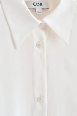 FLIESSENDES HEMDKLEID IN MIDILÄNGE