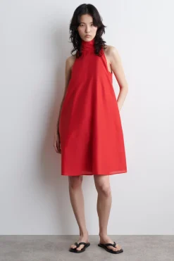 FLIESSENDES NECKHOLDER-KLEID IN MINILÄNGE