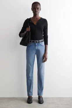 FLUTE JEANS MIT SCHMALEM BEIN