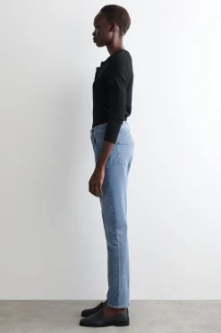 FLUTE JEANS MIT SCHMALEM BEIN