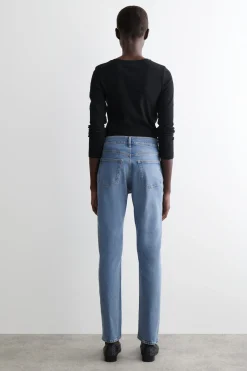 FLUTE JEANS MIT SCHMALEM BEIN