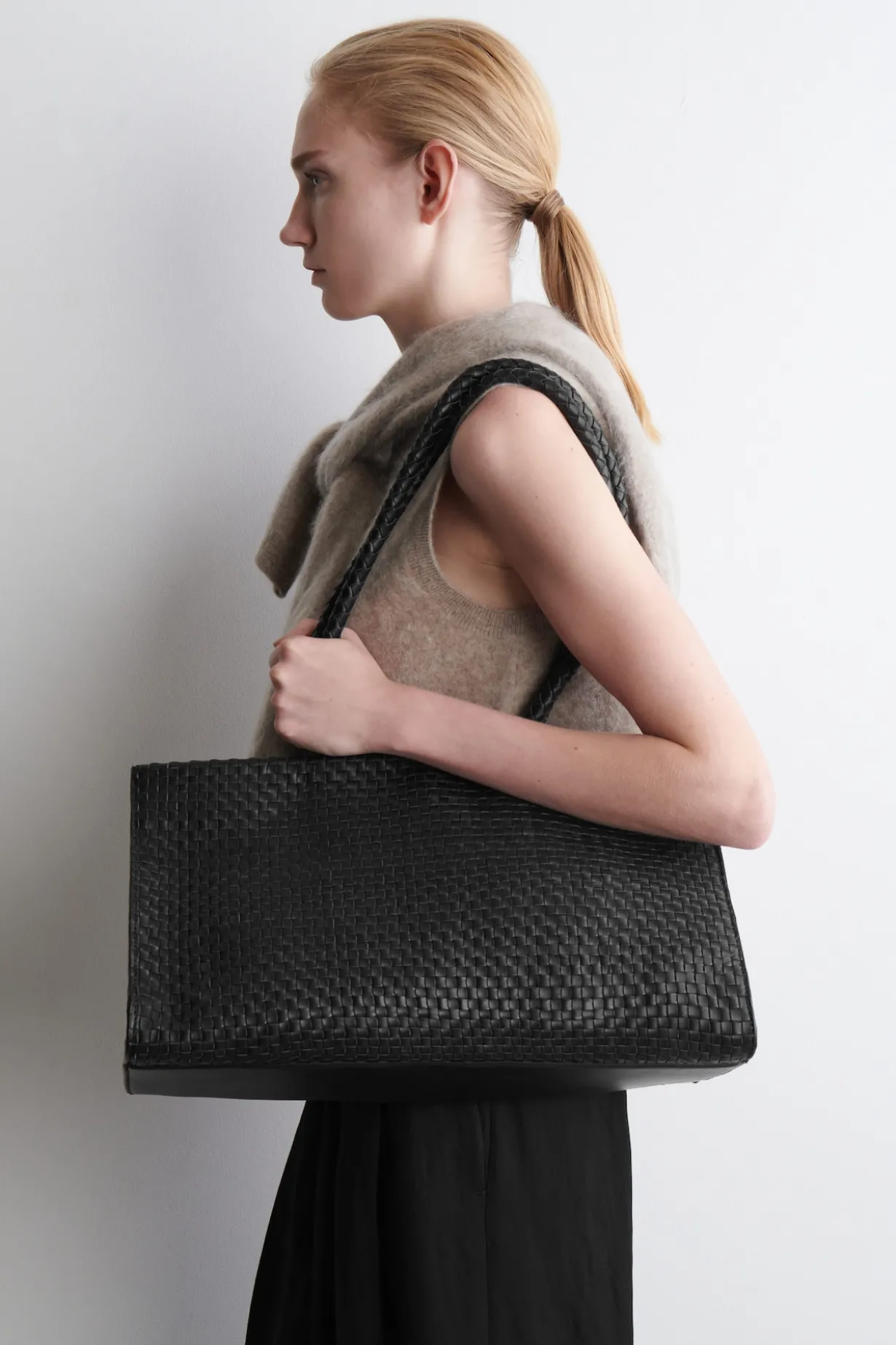 GALLERY HANDGEFLOCHTENE TOTE BAG - LEDER