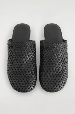 GEFLOCHTENE MULES AUS LEDER