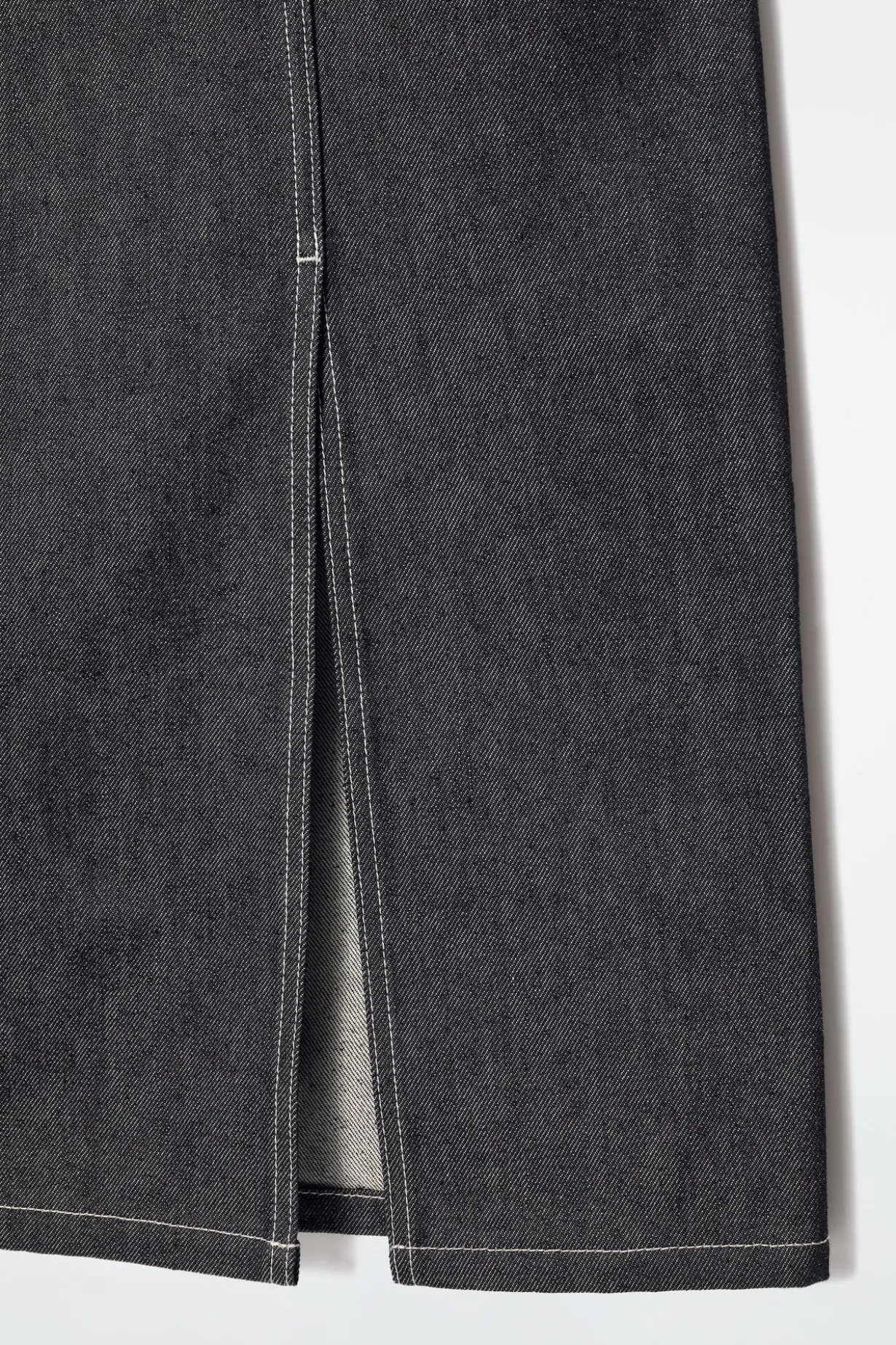 GERADE GESCHNITTENER MIDIROCK AUS DENIM