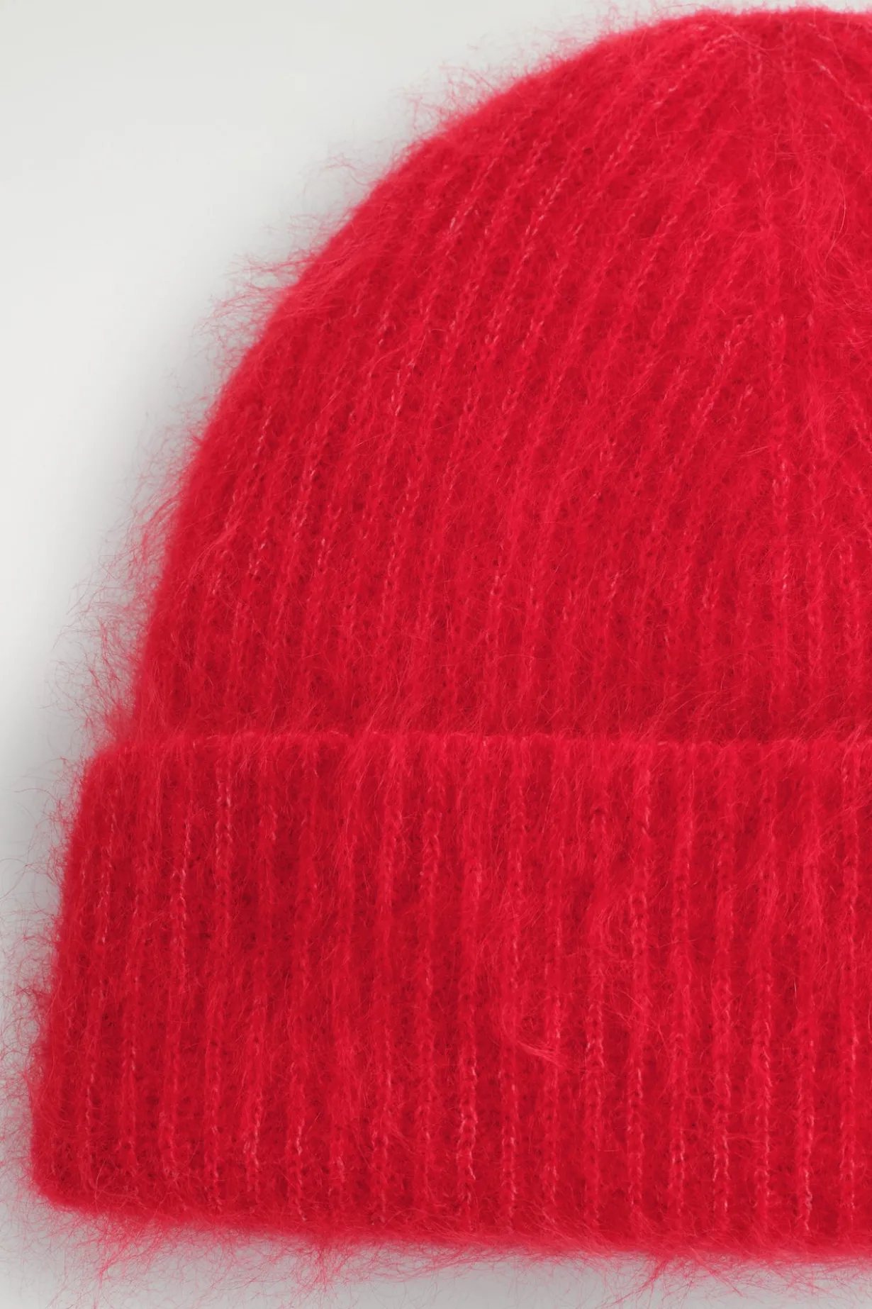 GERIPPTE BEANIE AUS MOHAIR