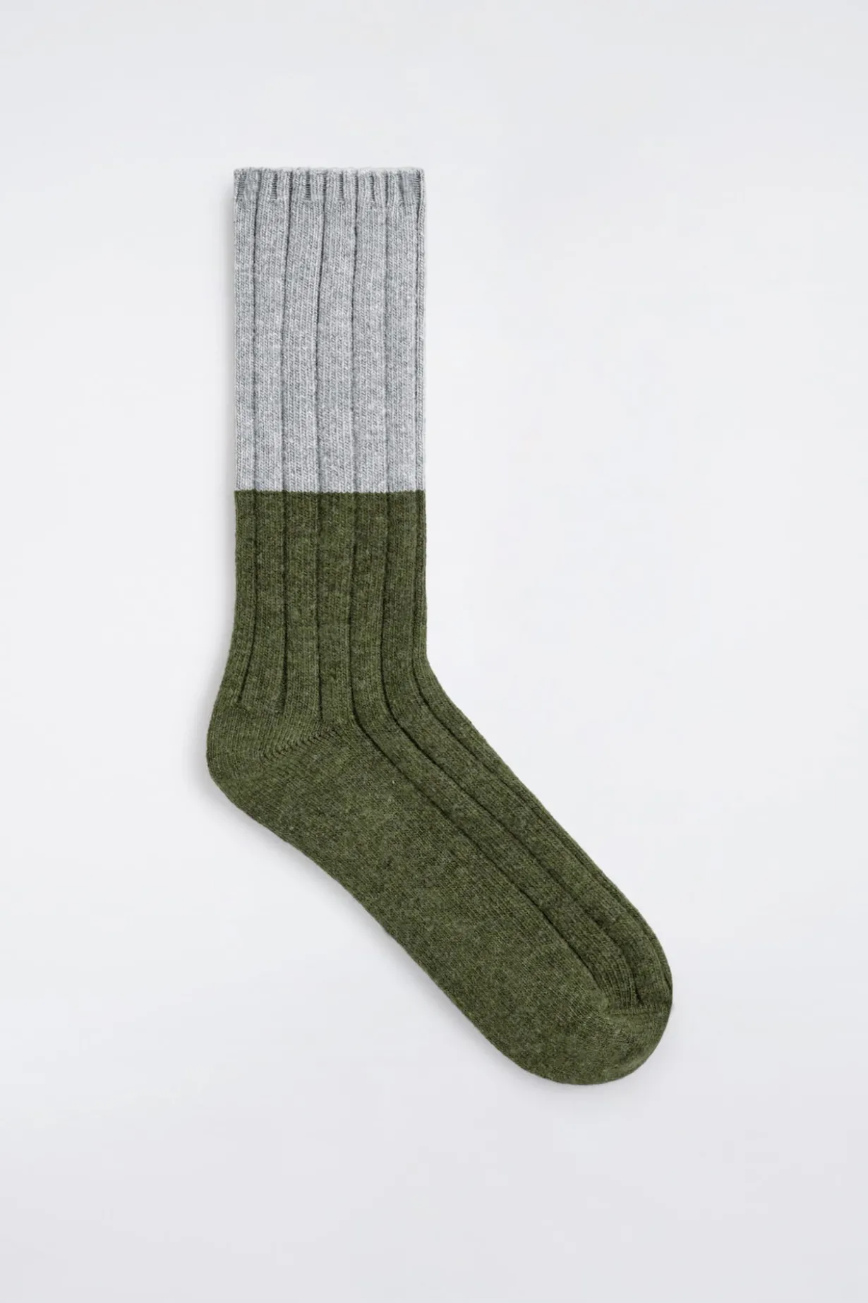 GERIPPTE SOCKEN IN COLOUR-BLOCK-OPTIK