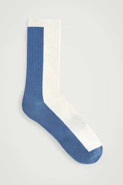 GERIPPTE SOCKEN MIT COLOUR-BLOCK-DESIGN