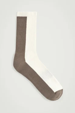 GERIPPTE SOCKEN MIT COLOUR-BLOCK-DESIGN