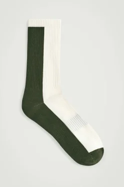 GERIPPTE SOCKEN MIT COLOUR-BLOCK-DESIGN