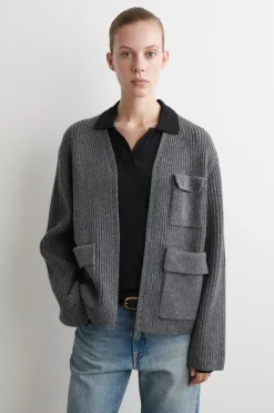 GERIPPTE UTILITY-STRICKJACKE AUS MERINOWOLLE