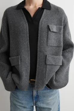 GERIPPTE UTILITY-STRICKJACKE AUS MERINOWOLLE