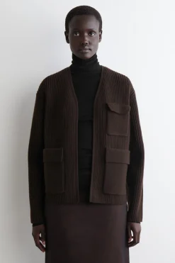 GERIPPTE UTILITY-STRICKJACKE AUS MERINOWOLLE