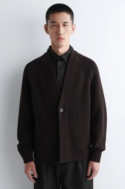 GERIPPTE WOLLSTRICKJACKE MIT V-AUSSCHNITT
