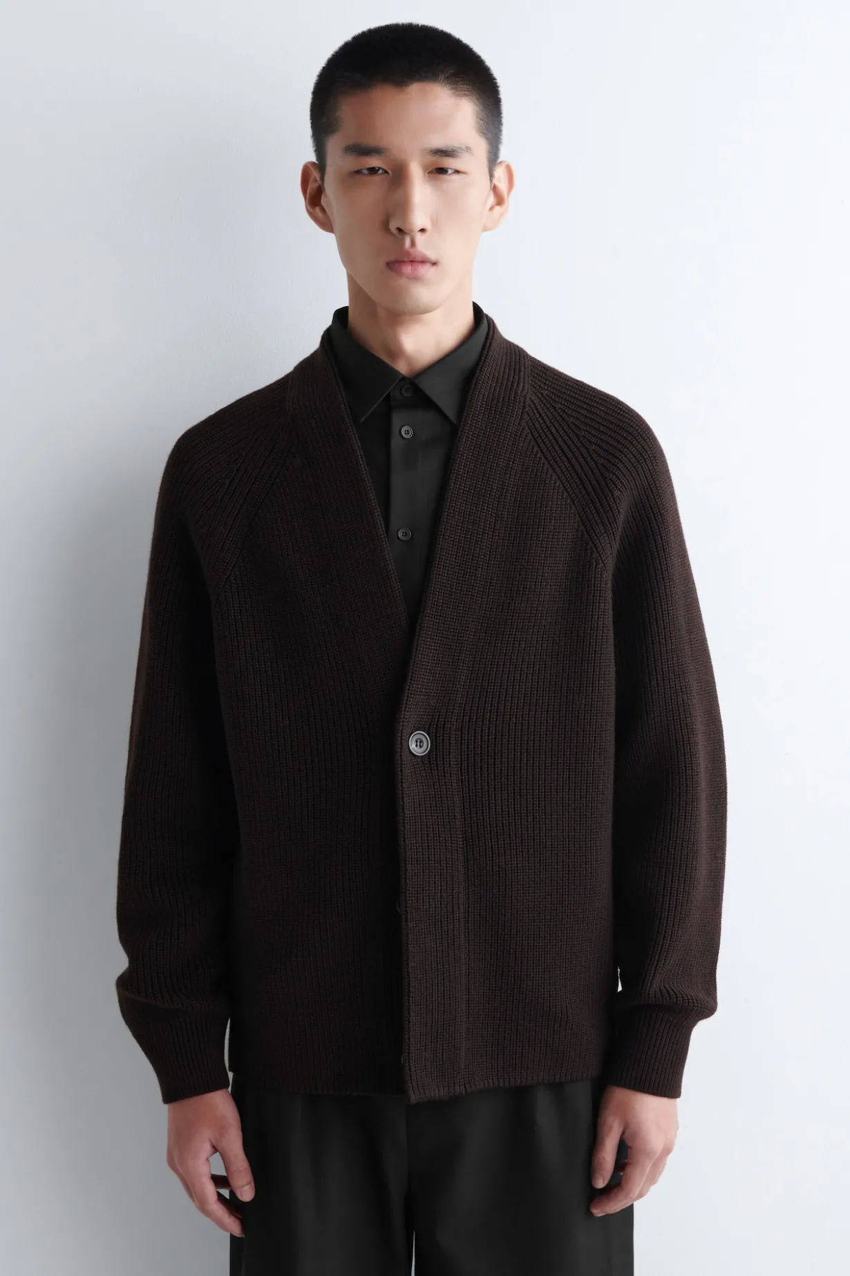 GERIPPTE WOLLSTRICKJACKE MIT V-AUSSCHNITT