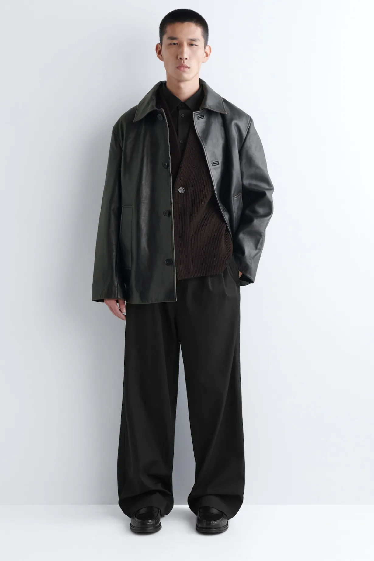 GERIPPTE WOLLSTRICKJACKE MIT V-AUSSCHNITT