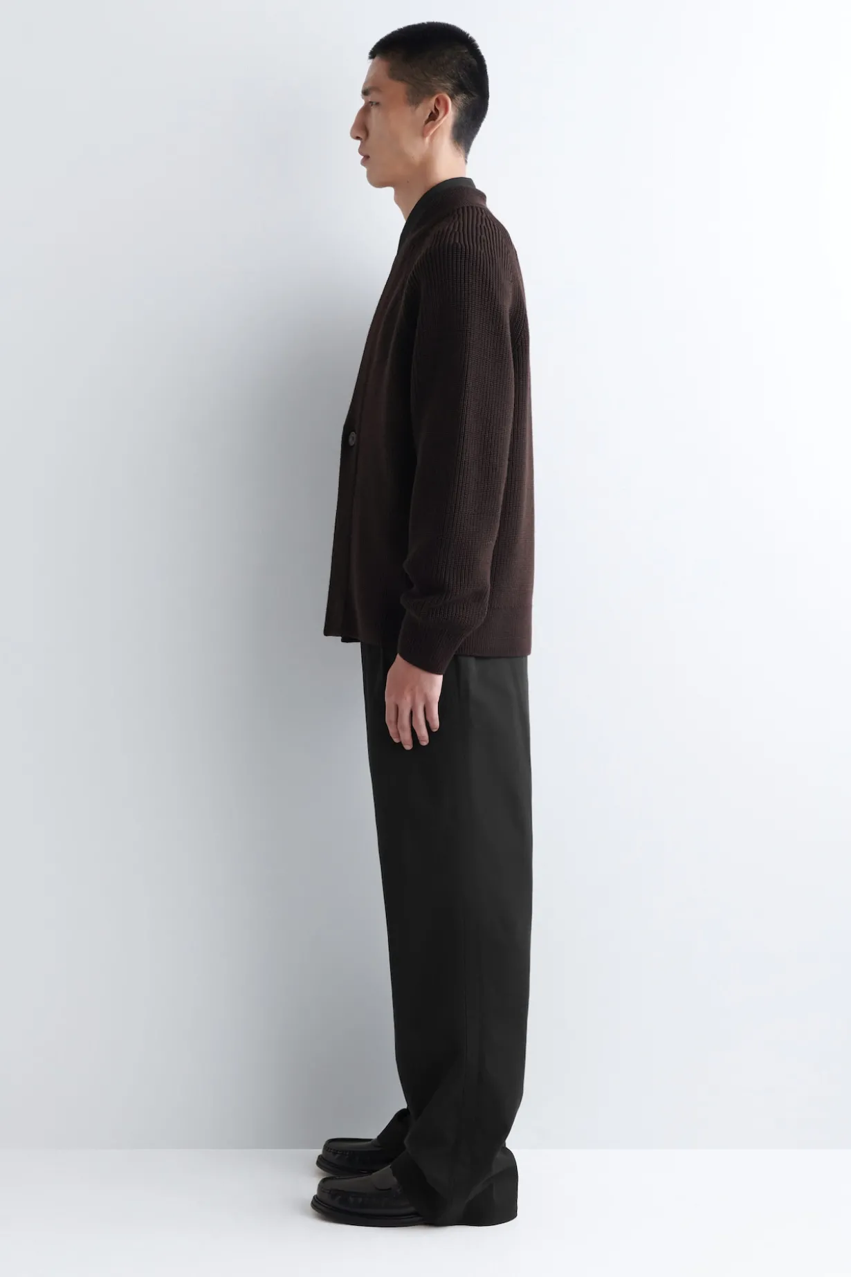 GERIPPTE WOLLSTRICKJACKE MIT V-AUSSCHNITT