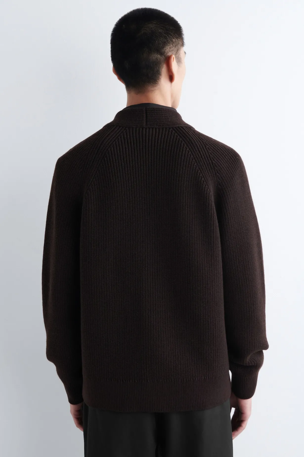 GERIPPTE WOLLSTRICKJACKE MIT V-AUSSCHNITT