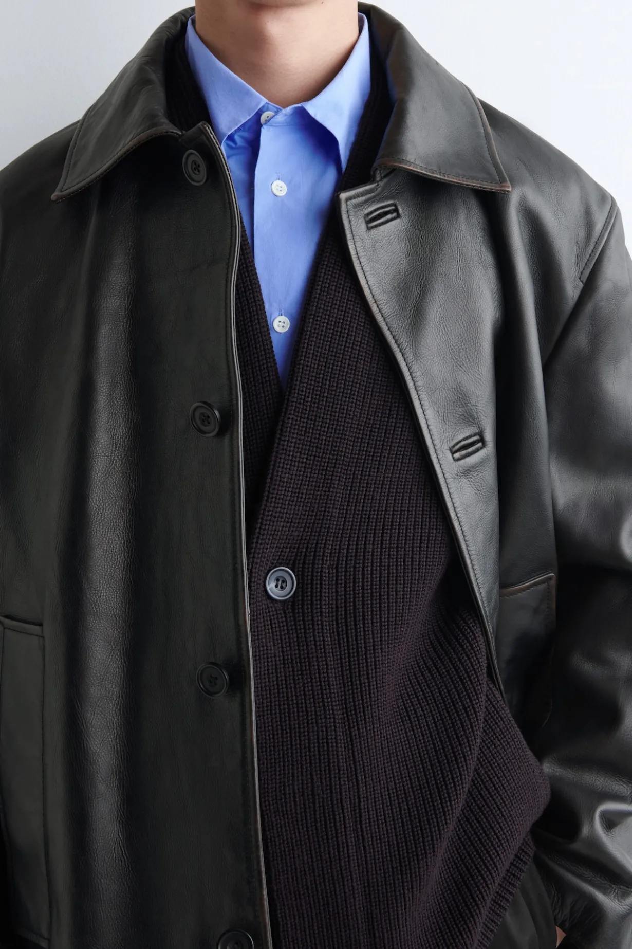 GERIPPTE WOLLSTRICKJACKE MIT V-AUSSCHNITT