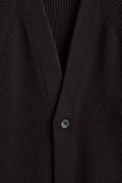 GERIPPTE WOLLSTRICKJACKE MIT V-AUSSCHNITT