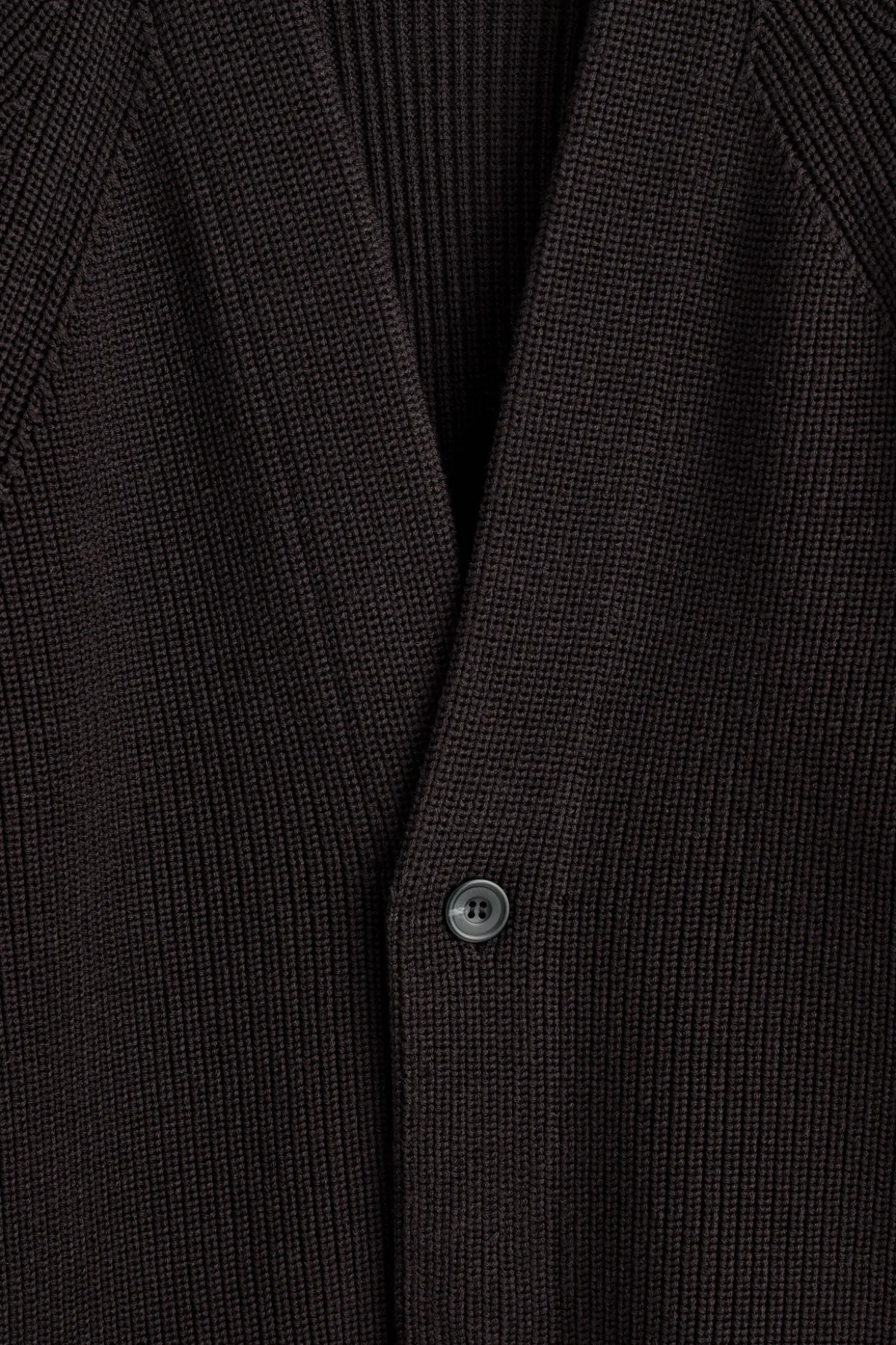 GERIPPTE WOLLSTRICKJACKE MIT V-AUSSCHNITT