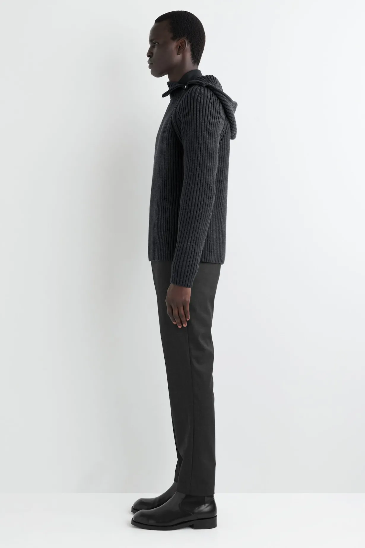 GERIPPTER KAPUZENPULLOVER AUS WOLL-BAUMWOLL-MIX