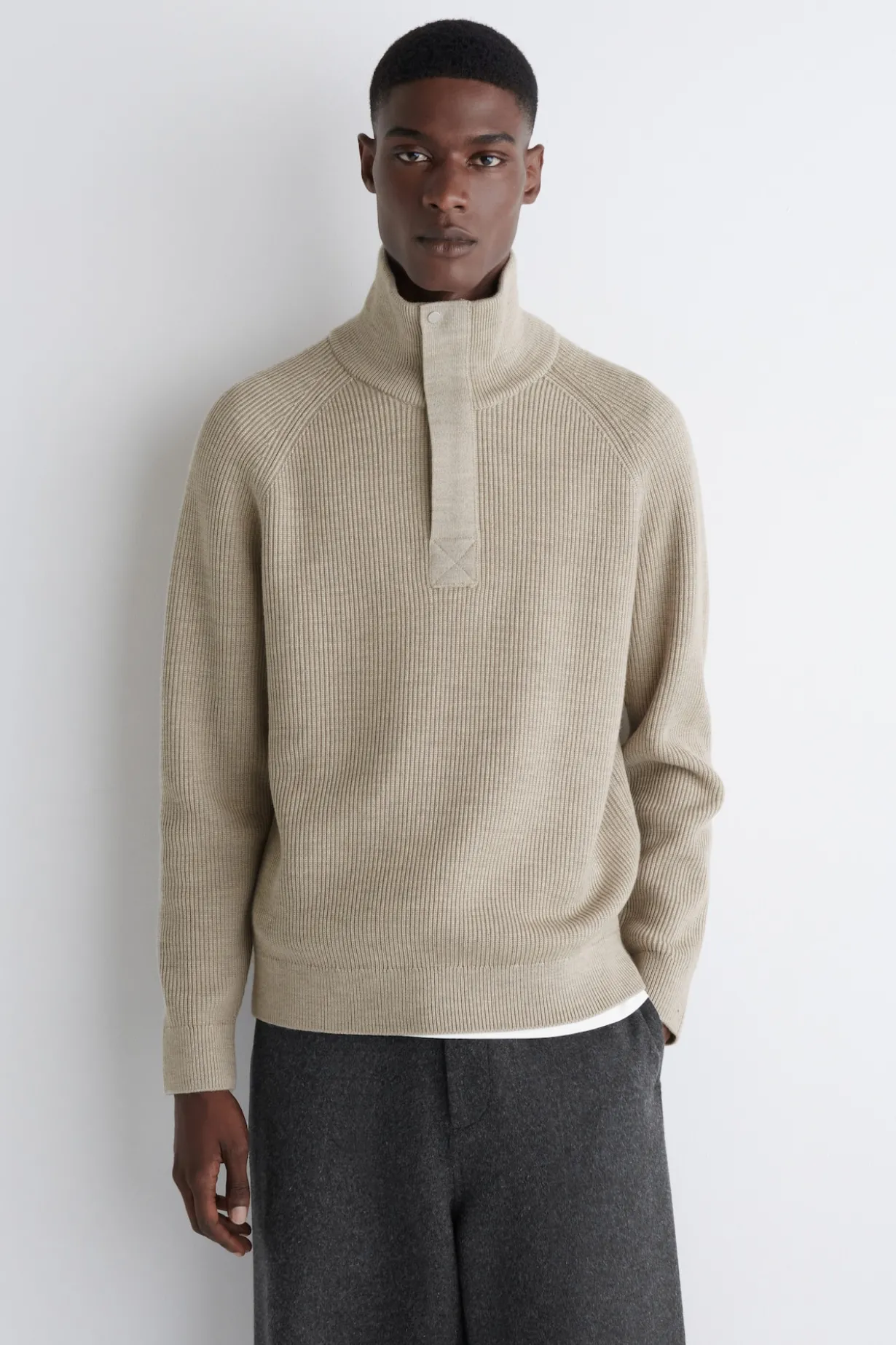 GERIPPTER WOLLPULLOVER MIT KURZEM REISSVERSCHLUSS