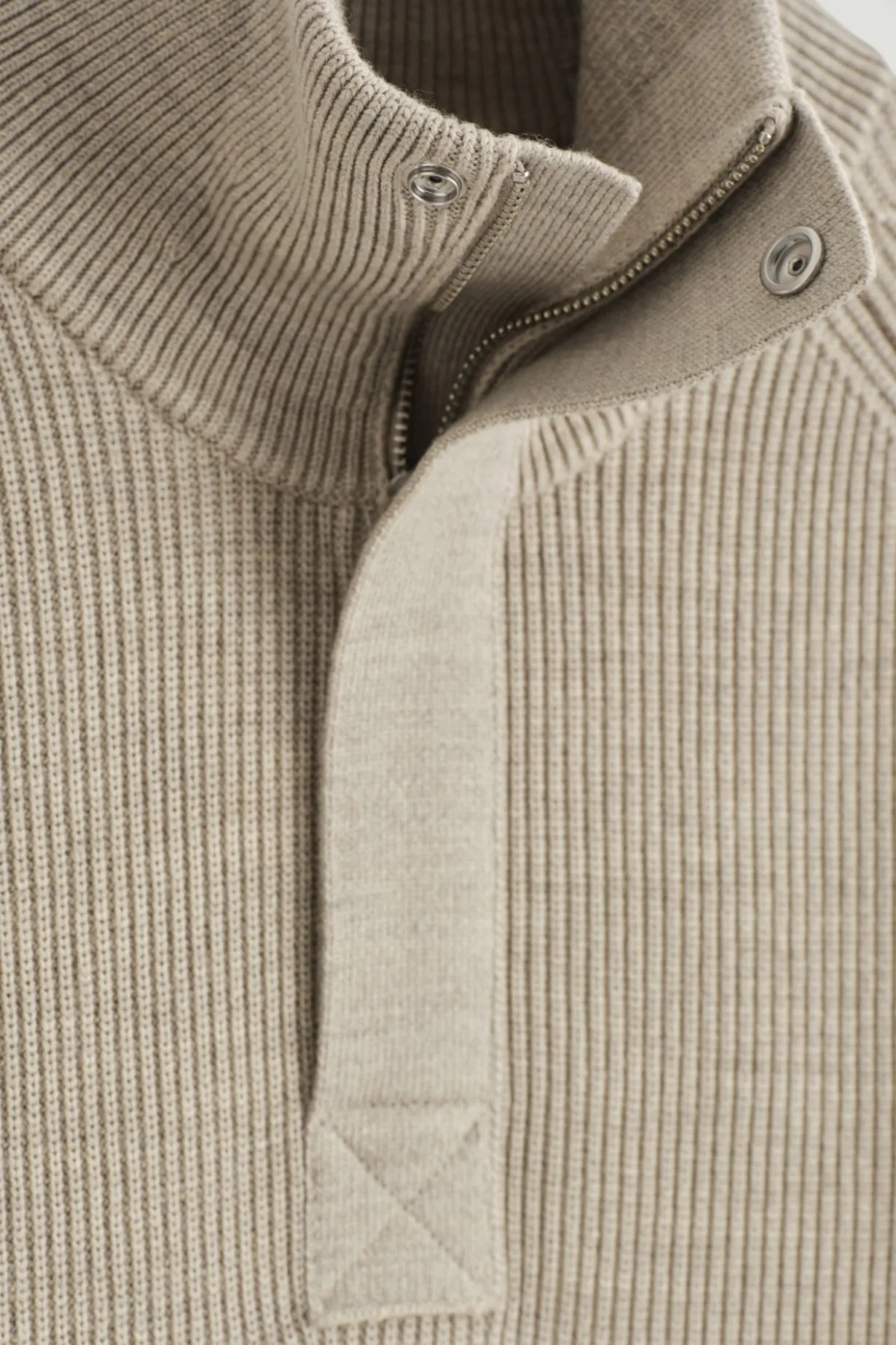 GERIPPTER WOLLPULLOVER MIT KURZEM REISSVERSCHLUSS