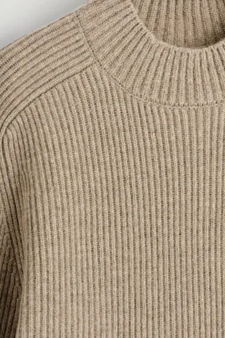 GERIPPTER WOLLPULLOVER MIT TRICHTERKRAGEN